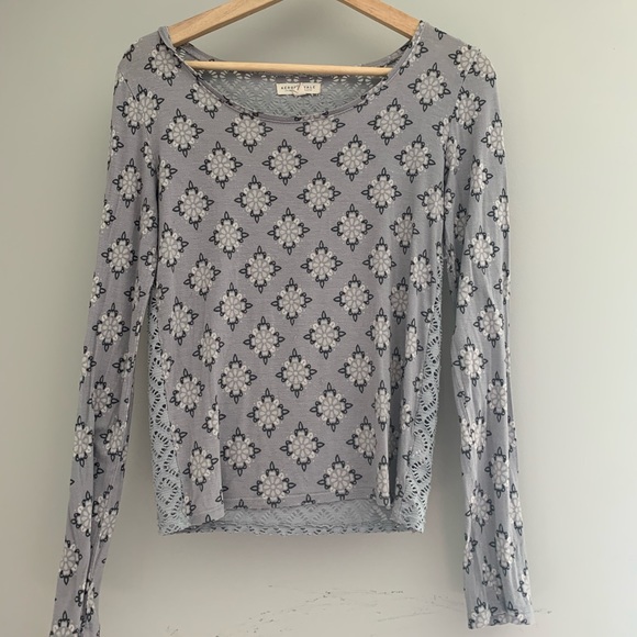 (2/$20) Aeropostale Med Patterned Long Sleeved Top - Picture 3 of 5